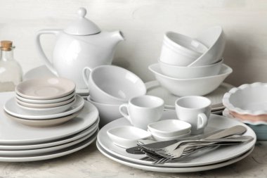 bir sürü farklı yemekler. Yemek. hafif bir beton zemin üzerinde. tablo hizmet için yemekler. Çeşitli Tabaklar, kaseler ve bardak.