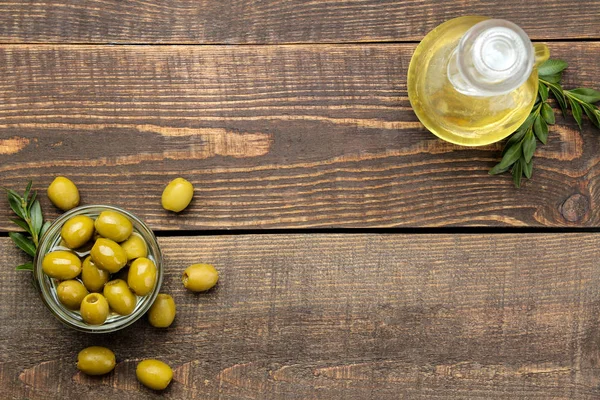 Aceitunas Verdes Con Aceite Oliva Hojas Sobre Una Mesa Madera — Foto de Stock