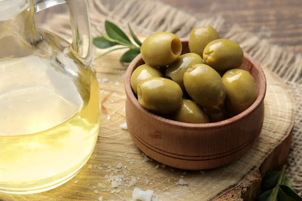 Aceitunas Verdes Con Hojas Tazón Madera Con Aceite Oliva Sobre — Foto de Stock