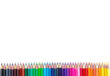 Birçok renkli kalemler üzerinde beyaz arka plan izole. yakın çekim. yukarıdan görüntüleyin. ileti örneği. metin için yer