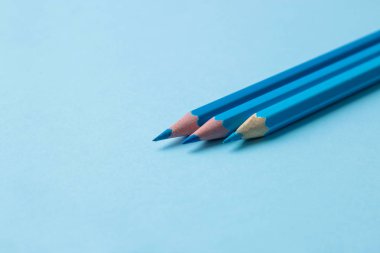 parlak mavi zemin üzerine mavi kalem ile kompozisyon. yakın çekim. metin için yer.