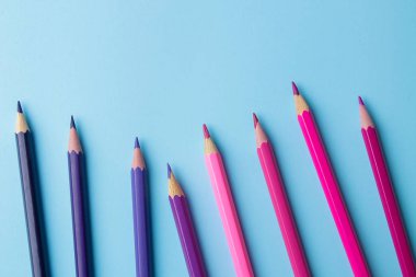 parlak mavi zemin üzerine kalem ile çok renkli kalemler ile kompozisyon. yakın çekim. metin için yer.