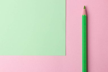 pembe ve yeşil zemin üzerine yeşil kalem ile kompozisyon. üstten görünüm. metin için yer