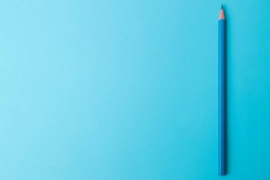 Parlak eğilim mavi zemin üzerine mavi bir kalem ile kompozisyon. yukarıdan görüntüleyin. metin için yer