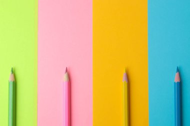 Renkli şık arka plan üzerinde renkli kalemler ile kompozisyon. üstten görünüm. metin için yer