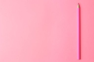parlak bir moda pembe arka plan üzerinde pembe kalem ile kompozisyon. üstten görünüm. metin için yer