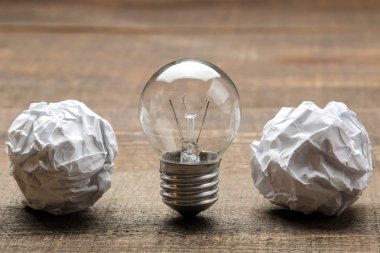 Kavram yaratıcı bir fikir. yaratıcı bir fikir kavramı. Buruşuk Kağıt ve ampul ampul. metafor, ilham.