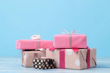 Hediye kutuları. Nazik bir mavi arka plan üzerinde hediyeler. Tatil. Sevgililer günü. Kadınlar günü. anneler günü. metin için yer