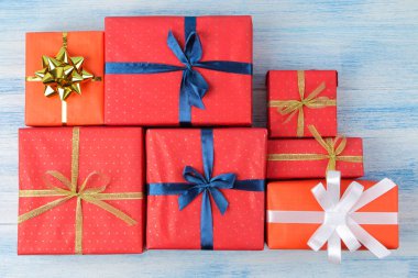 Hediye kutuları. Nazik bir mavi arka plan üzerinde hediyeler. üstten görünüm. Tatil. Sevgililer günü. Kadınlar günü. anneler günü.