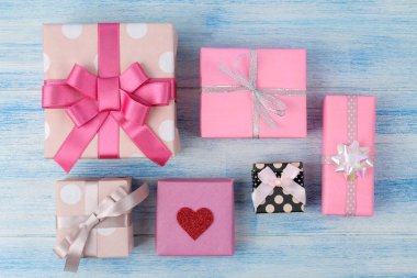 Hediye kutuları. Nazik bir mavi arka plan üzerinde hediyeler. üstten görünüm. Tatil. Sevgililer günü. Kadınlar günü. anneler günü.