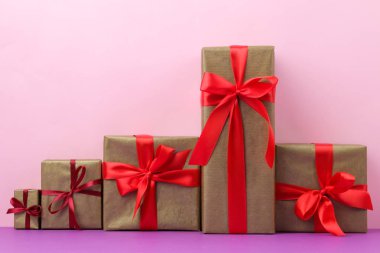 Hediye kutuları. Yumuşak pembe ve Lila arka plan üzerinde hediyeler. Tatil. Sevgililer günü. Kadınlar günü. anneler günü.