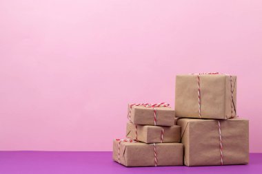 Hediye kutuları. Yumuşak pembe ve Lila arka plan üzerinde hediyeler. Tatil. Sevgililer günü. Kadınlar günü. anneler günü. metin için yer