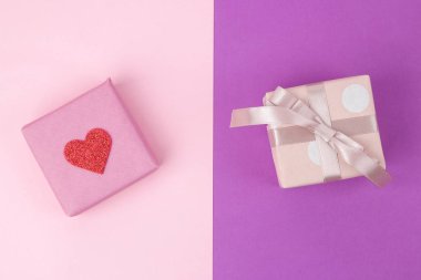 Hediye kutuları. Hediyeler parlak Lila ve pembe arka plan üzerinde. Tatil. Sevgililer günü. Kadınlar günü. anneler günü. yukarıdan görüntülemek.