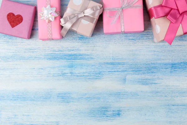상자입니다 부드러운 파란색 배경에 선물입니다 위에서 있습니다 휴일입니다 발렌타인의 하루입니다 — 스톡 사진