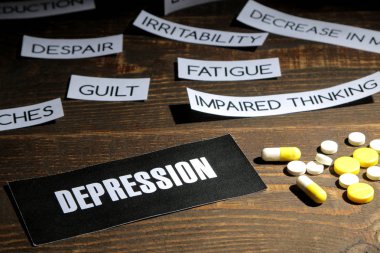 Depresyon kavramı. yazıt depresyon kağıt üzerinde ve çevresinde çeşitli belirtileri depresyon bir kahverengi ahşap tablo
