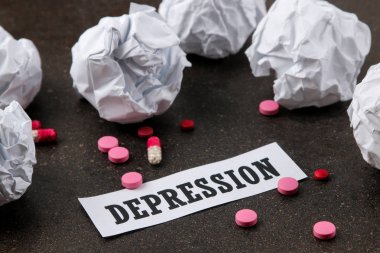 Depresyon kavramı. Psikolojik hastalık. yazıt depresyon ve karanlık bir arka plan üzerinde buruşuk Kağıt topları.