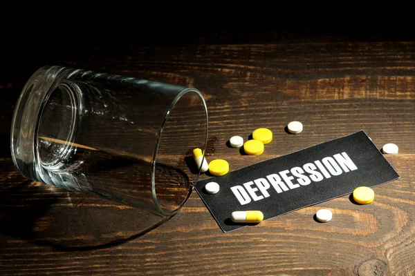 Konsep Depresi Segelas Air Prasasti Depresi Dan Pil Atas Meja — Stok Foto
