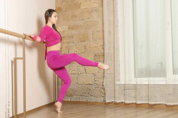 Bela Dançarina Menina Terno Rosa Faz Aquecimento Ballet Barre Aquecimento — Fotografia de Stock