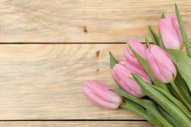 Doğal ahşap arka plan üzerinde pembe lale çiçekleri güzel buket. Metin için yer. Üstten Görünüm. Bahar. tatil.
