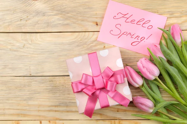 Букет Цветов Розовых Тюльпанов Подарочная Коробка Текст Бумаге Натуральном Деревянном — стоковое фото