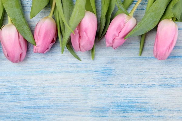 Marco Hermoso Ramo Flores Tulipanes Rosados Sobre Fondo Madera Azul — Foto de Stock
