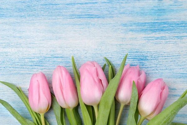 Marco Hermoso Ramo Flores Tulipanes Rosados Sobre Fondo Madera Azul — Foto de Stock