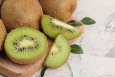 Kivi ve kivi lezzetli olgun çok hafif bir beton zemin üzerine kurulu kesti. yakın çekim .