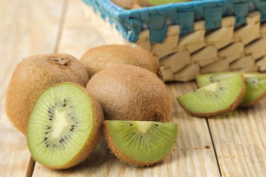 Lezzetli olgun birçok kivi ve kivi doğal ahşap bir masa bir kesim içinde. yakın çekim