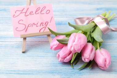 Bir buket güzel Pembe Lale çiçek mavi ahşap arka plan üzerinde. Bahar. tatil. Metin Merhaba bahar.