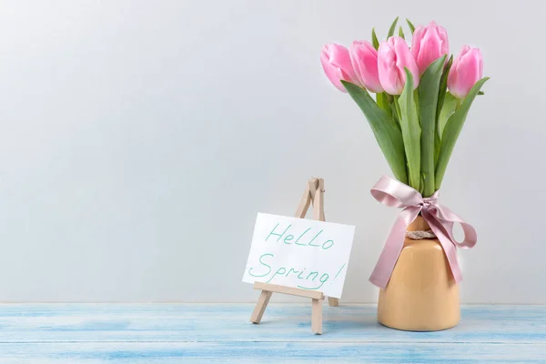 Bouquet Belles Fleurs Tulipes Roses Dans Vase Sur Une Table — Photo