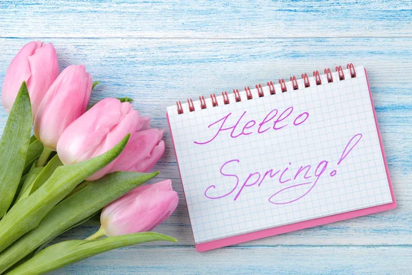 Букет Красивых Розовых Тюльпанов Голубом Деревянном Фоне Весной Праздники Напиши — стоковое фото