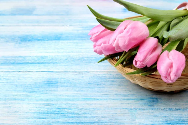 Ramo Hermosas Flores Tulipanes Rosados Una Canasta Sobre Una Mesa — Foto de Stock