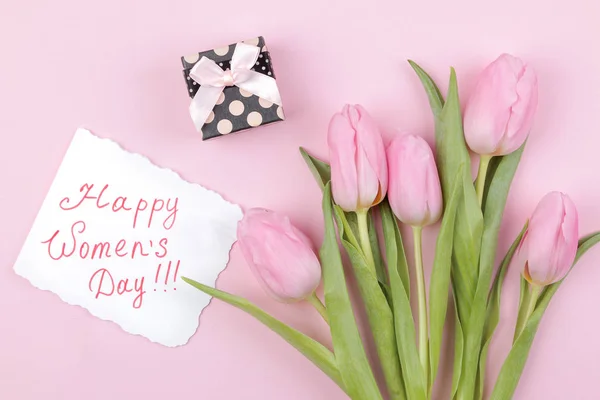 一束美丽的粉红色郁金香花和一个礼品盒在一个时尚的粉红色背景 短信快乐的妇女日 顶视图 — 图库照片