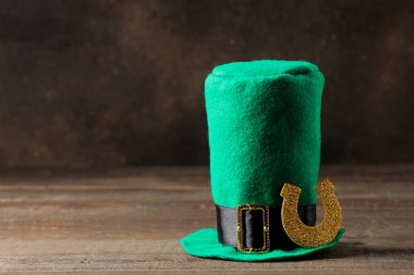 St.Patrick'ın gün. kutlama. Bir cin ve bir at nalı kahverengi zemin üzerine yeşil şapkalı. metin için yer