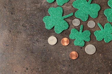 St.Patrick'ın gün. Tatil. Yonca ve para yeşil yaprakları kahverengi zemin üzerine çerçeve. Üstten Görünüm. metin için yer