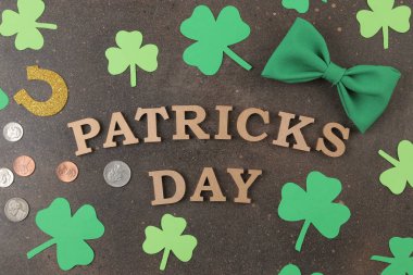 St.Patrick'ın gün. kutlama. Yeşil cüce şapkası, para, papyon ve kahverengi bir arka plan yonca yaprağı. Yukarıdan görüntülemek.