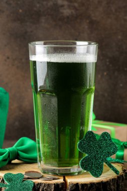 St.Patrick'ın gün. kutlama. yeşil bira ve yonca kahverengi bir arka plan üzerinde. yakın çekim