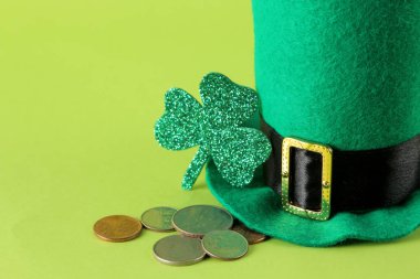 St.Patrick'ın gün. kutlama. Bir masal cini, sikke ve bir yaprak yonca şapkalarına parlak yeşil arka plan üzerinde bir plan var. yakın çekim