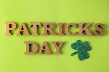 St.Patrick'ın gün. kutlama. yeşil yapraklı yonca ve parlak yeşil arka plan üzerinde metin. Üstten Görünüm.