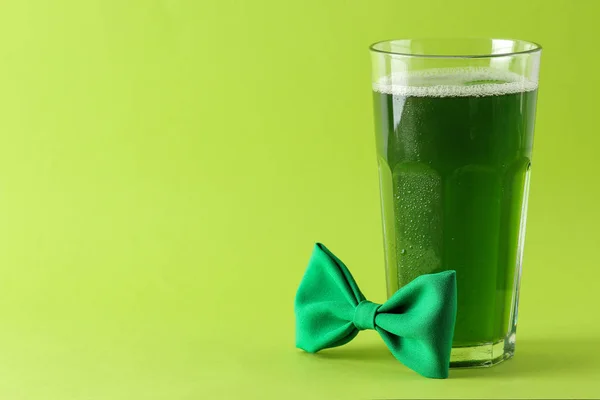 Dia São Patrício Celebração Cerveja Verde Gravata Borboleta Fundo Verde — Fotografia de Stock