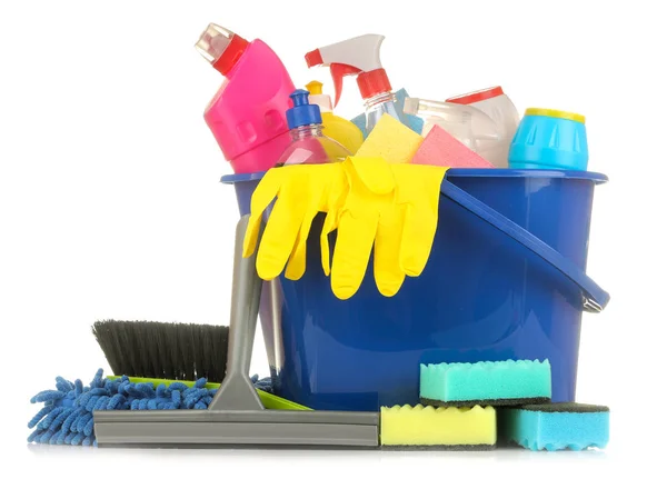 Palack Tisztítószerek Tisztítószerek Elszigetelt Fehér Alapon Kék Vödörben Takarítás Tisztítószerek — Stock Fotó