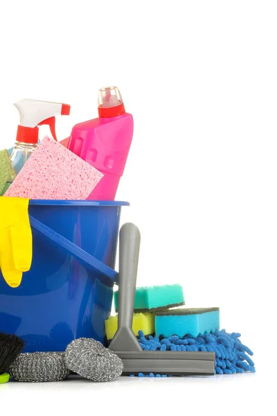 瓶子与清洁产品和洗涤剂在一个蓝色桶在白色被隔绝的背景 清洁用品 — 图库照片
