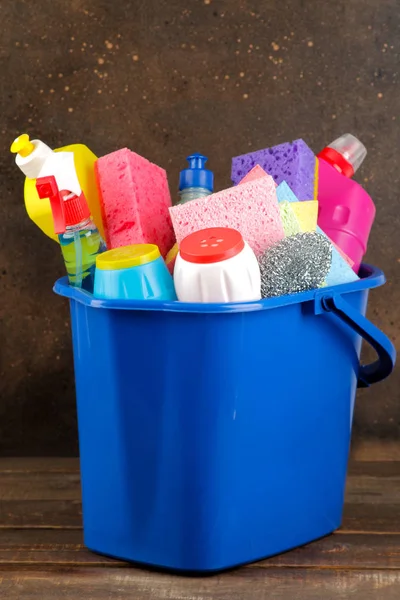 クリーニング製品や暗い背景に青いバケツに洗剤のボトル クリーニング 製品の洗浄 — ストック写真