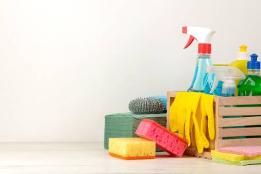 Şişe ile deterjan ve temizlik araçları hafif bir arka plan üzerinde bir çekmecede. temizlik. temizlik ürünleri. metin için yer