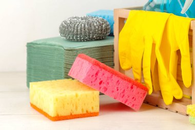 Şişe ile deterjan ve temizlik araçları hafif bir arka plan üzerinde bir çekmecede. temizlik. temizlik ürünleri.