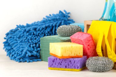 Şişe ile deterjan ve temizlik araçları hafif bir arka plan üzerinde bir çekmecede. temizlik. temizlik ürünleri.