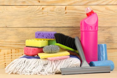 Deterjan ve temizlik araçları doğal ahşap zemin ile şişe. temizlik. temizlik ürünleri. Ücretsiz yer. metin için yer