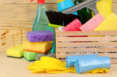 Şişe ile deterjan ve temizlik araçları doğal ahşap arka plan üzerinde bir çekmecede. temizlik. temizlik ürünleri.