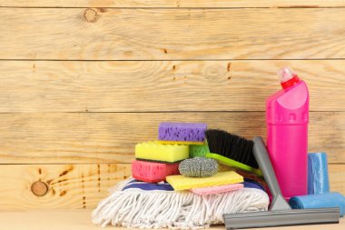 Deterjan ve temizlik araçları doğal ahşap zemin ile şişe. temizlik. temizlik ürünleri. Ücretsiz yer. metin için yer
