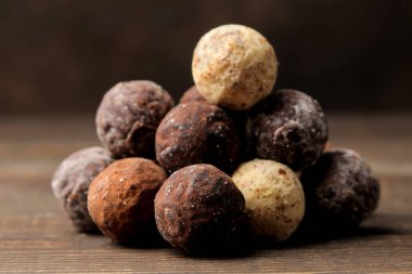 çeşitli çikolatalar. şeker topları çikolata kahverengi ahşap bir masa üzerinde farklı türde. yakın çekim